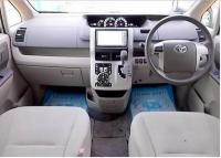 TOYOTA NOAH 2010